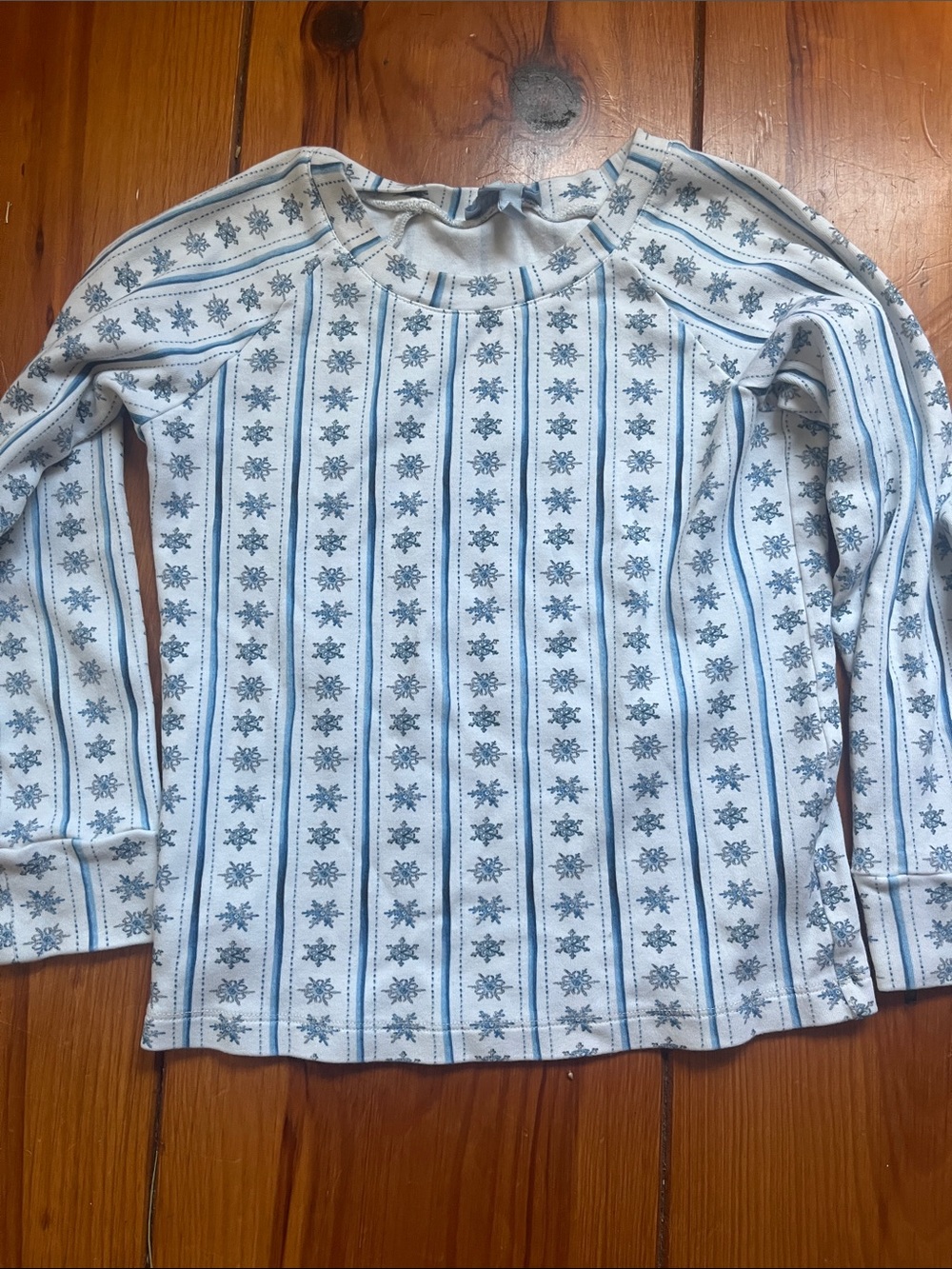 Hill House Kids White and Blue Snowflake Long Sleeve Pajama Top